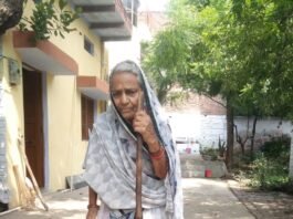पुलिस अवैध रूप से शौचालय बनवाने में कर रही है विपक्षी की मदद – मिर्जापुर