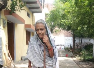 पुलिस अवैध रूप से शौचालय बनवाने में कर रही है विपक्षी की मदद – मिर्जापुर