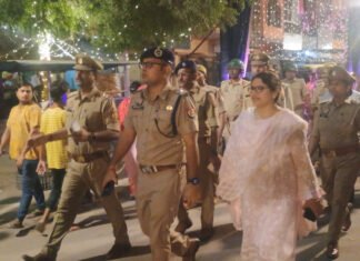 जिलाधिकारी व पुलिस अधीक्षक ने नगर क्षेत्र में किया पैदल भ्रमण