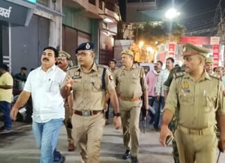 मिर्जापुर में दशहरा धूमधाम से मनाया जा रहा है पुलिस अधीक्षक अपनी टीम के साथ सड़कों पर कर रहे है निरंतर भ्रमण