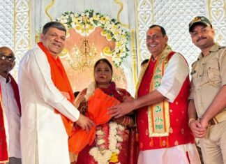 विधायक पंडित रत्नाकर मिश्रा के शादी की सालगिरह पर उन्हें बधाई देने,अधिकारी,मंत्री,पत्रकार सभी पहुंचे