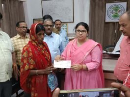 जहरीली शराब पीकर मरने वाले दो लोगों की पत्नियों को मिला एक-एक लाख रुपया