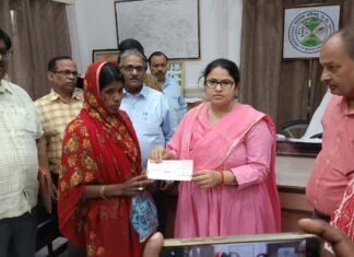 जहरीली शराब पीकर मरने वाले दो लोगों की पत्नियों को मिला एक-एक लाख रुपया