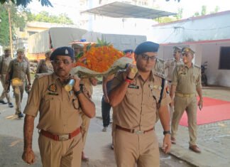 मादा श्वान माया की निधन पर राजकीय सम्मान से पुलिस लाइन में किया गया शोक संवेदना कार्यक्रम