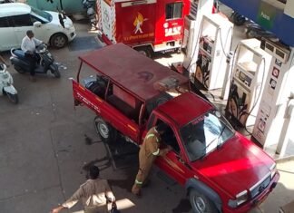 पेट्रोल पम्प की छत पर लगी आग, बड़ा हादसा होने से टला