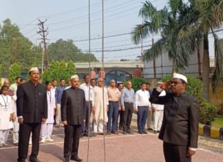 मंडलायुक्त और जिलाधिकारी द्वारा राष्ट्रपिता महात्मा गांधी के चित्र पर माल्यार्पण कर अर्पित की गई श्रद्धासुमन