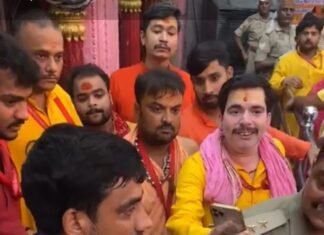 विंध्याचल मंदिर पर जूता पहनकर चढ़ने वाले अधिकारी के बाद अब एक पुलिस अधिकारी के जूता पहनकर चढ़ने का आया वीडियो