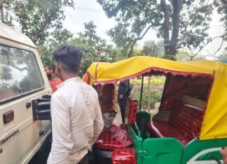 टेंपो चला रहे वाहन चालक ने सामने खड़ी बोलेरो पर पीछे से मारी टक्कर