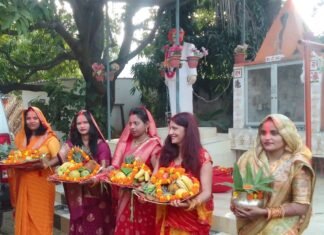 समाज सेविका ज्योति श्रीवास्तव ने भी परिवार के साथ गंगा के तट पर मनाया छठ पर्व