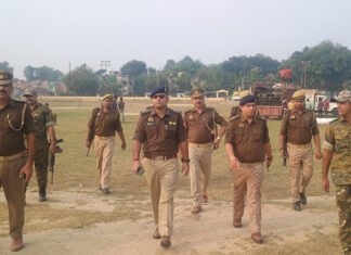 मुख्यमंत्री उ.प्र. के कार्यक्रम के मद्देनजर कछवां क्षेत्र में पुलिस अधीक्षक द्वारा किया गया पैदल गश्त