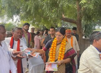 वोटिंग का बहिष्कार कर रही हनुमान पड़रा की जनता को केंद्रीय राज्यमंत्री अनुप्रिया पटेल ने मनाया