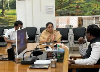 मिर्जापुर ,मंडलायुक्त की बैठक में तीन अधिकारियों को प्रतिकूल प्रविष्टि अधिकारियों में मचा हड़कंप