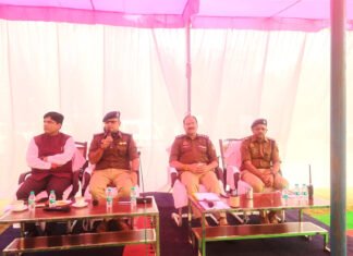 डीआईजी मिर्जापुर एवं एसपी के द्वारा मतगणना के दौरान पुलिस कर्मचारियों को दिया गया आवश्यक निर्देश