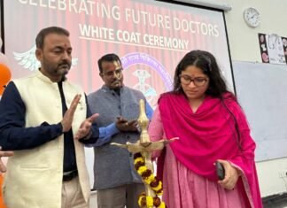 मेडिकल कालेज में आयोजित ह्वाइट कोट सेरेमनी का जिलाधिकारी ने दीप प्रज्जवलित कर किया शुभारम्भ