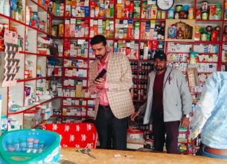 छापे से हडकम्प मचने के कारण कुछ प्रतिष्ठानों के मालिको द्वारा दुकाने बन्द की गई
