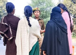 मिर्जापुर पुलिस द्वारा लोगों को किया जा रहा है जागरूक