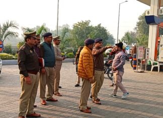 मिर्जापुर में तमंचे के दम पर पेट्रोल पंप का कैश काउंटर लेकर दो बदमाश फरार