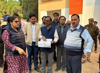 जिलाधिकारी ने 50 सैय्यायुक्त नेत्र चिकित्सालय को जाने वाले सम्पर्क मार्ग का किया निरीक्षण