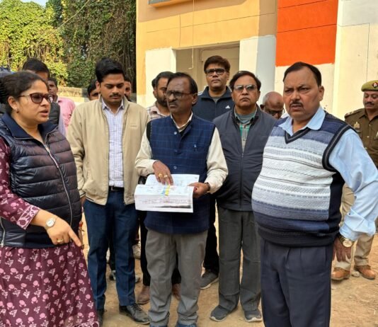 जिलाधिकारी ने 50 सैय्यायुक्त नेत्र चिकित्सालय को जाने वाले सम्पर्क मार्ग का किया निरीक्षण