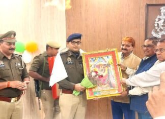 मुनीम ही निकला पेट्रोल पंप लूट कांड का मास्टरमाइंड, एसपी मिर्जापुर हुए सम्मानित