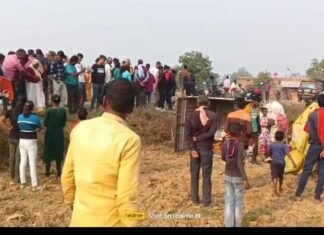 खड़ी ट्रैक्टर में टकराए बाइक सवार, हादसे में बाइक सवार दोनों युवकों की हुई मौत