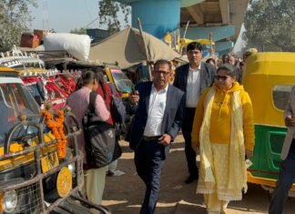 मिर्जापुर में पहली बार वेंडिंग जोन में कई दुकानदारों को दुकान किया गया आवंटित