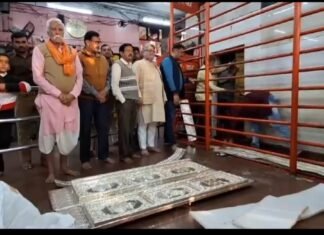 श्रद्धालू ने मां विंध्यवासिनी धाम में 76 किलो दान किया चांदी का दरवाजा