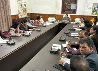 मीरजापुर जिलाधिकारी ने कड़ा रवैया अपनाते हुए 10 अधिकारियों का वेतन रोका