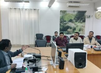 मिर्जापुर के बैठक में मण्डलायुक्त हुए नाराज अधिकारी का वेतन रोक देने का दिया निर्देश