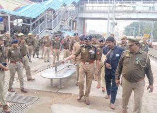 अपर पुलिस महानिदेशक ने मिर्जापुर रेलवे स्टेशन का किया निरीक्षण