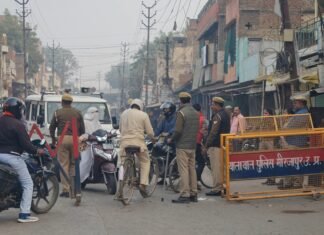 मिर्जापुर में सीज किए गए 37 ट्रैकों में से 17 ट्रक गायब ,दो पुलिस कर्मचारी निलंबित
