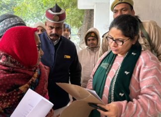 कलेक्ट्रेट में पहुंचे फरियादियों के पास जाकर जिलाधिकारी ने सुनी उनकी समस्याए