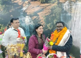 निवर्तमान मण्डलायुक्त को आयुक्त कार्यालय सभागार में दी गयी भावभीनी विदाई