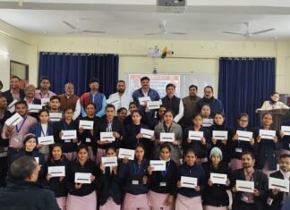 एपेक्स ट्रस्ट नर्सिंग एवं पैरामेडिकल छात्रों को 38 टैबलेट वितरित किए गए