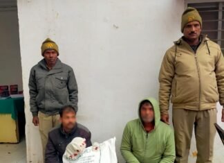 मिर्जापुर में चाइनीज मांझा बेचने वाले 02 गिरफ्तार, 16.122 किलो ग्राम मांझा बरामद