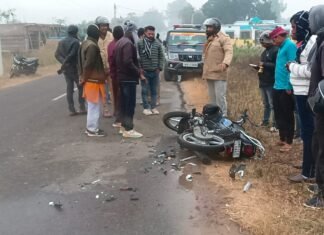 बाइक की आमने सामने टक्कर में एक युवक की मौत, चार अन्य गंभीर रूप से घायल