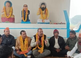 नगर अथ्यक्ष नितिन विश्वकर्मा ने बाबा भीमराव अंबेडकर के प्रतिमा पर माल्यार्पण किया
