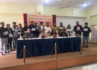 मझवा विधायक ने छात्रों में वितरित किया टैबलेट