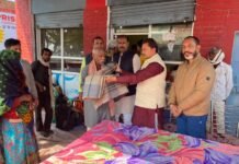 भाजपा ज़िला मंत्री गौरव ऊमर ने असहायों को बाटे कंबल