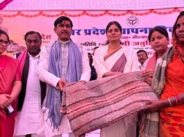 उत्तर प्रदेश स्थापना दिवस कार्यक्रम का केन्द्रीय राज्यमंत्री व विधायकगण द्वारा दीप प्रज्जवलित कर किया गया शुभारम्भ