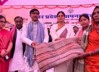 उत्तर प्रदेश स्थापना दिवस कार्यक्रम का केन्द्रीय राज्यमंत्री व विधायकगण द्वारा दीप प्रज्जवलित कर किया गया शुभारम्भ