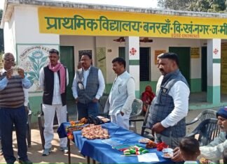 ध्वजारोहण करते हुए राजा राम ग्राम विकास अधिकारी