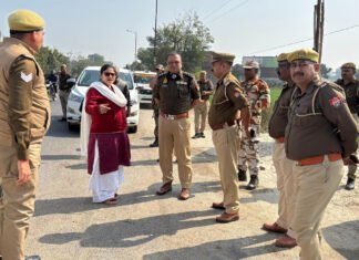 महाकुंभ में पहुंचने वाले तीर्थ यात्रियों की सुगमता के मद्दे नजर डीएम और एसएसपी ने बॉर्डर का किया निरीक्षण