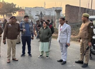 प्रयागराज में भीड़ अनियंत्रित होने के बाद मिर्जापुर में प्रयागराज जाने वाली गाड़ियों को रोका जा रहा है