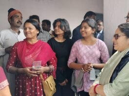 प्रयागराज जाने वालों को मिर्जापुर में कई स्थानों पर रोका जा रहा है जिला प्रशासन अलर्ट