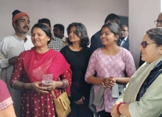 प्रयागराज जाने वालों को मिर्जापुर में कई स्थानों पर रोका जा रहा है जिला प्रशासन अलर्ट
