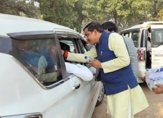 महाकुंभ से लौट रहे श्रद्धालुओं को नपाध्यक्ष श्यामसुंदर केशरी ने बांटा चाय,लंच पैकेट और पानी*