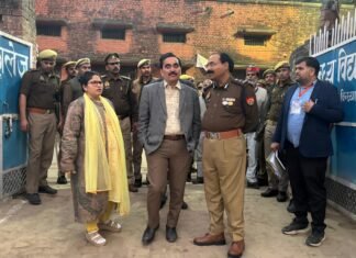 मंडलायुक्त, पुलिस महानिरीक्षक एवं जिलाधिकारी ने विंध्याचल में भ्रमण कर व्यवस्थाओं का किया निरीक्षण