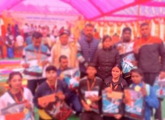 सेठ द्वारका प्रसाद बजाज स्कूल की छात्रा को जिलाधिकारी मिर्जापुर ने किया पुरस्कृत