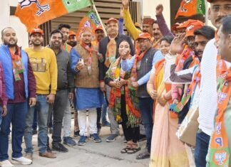 दिल्ली एवं मिल्कीपुर की जीत पर मिर्जापुर के भाजपाइयों ने खाई मिठाइयां मनाएं जश्न